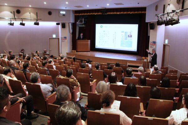  書店・図書館・出版関係者が大勢駆けつけた
