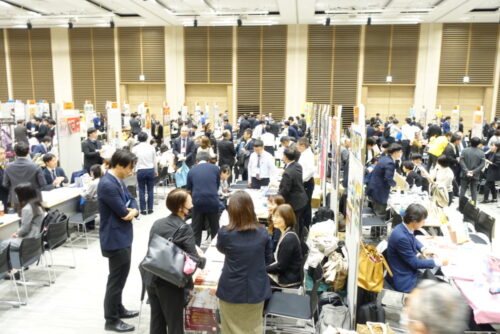  開場直後から多くの書店が来場