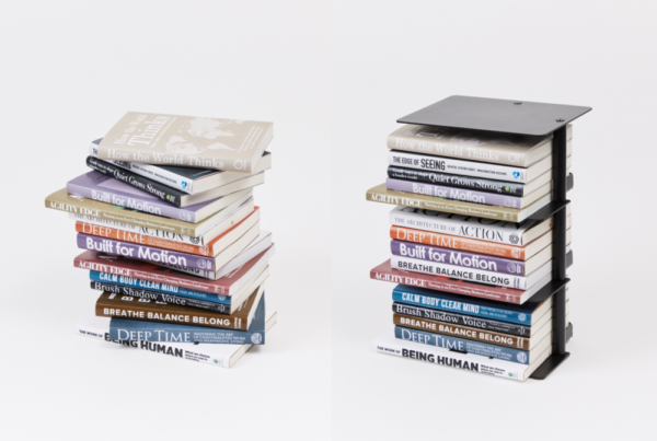  積読ホルダーを利用すると、積んである本が取り出しやすくなる（右）