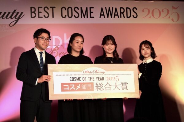  受賞企業の代表者と、木村常務取締役（左）、井上編集長（右）