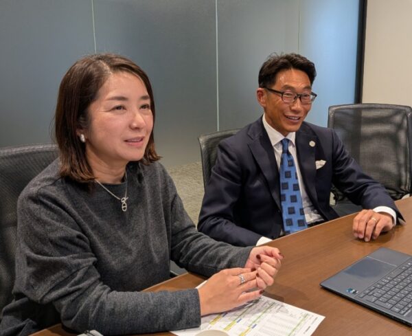  井上取締役（右）と出口局長