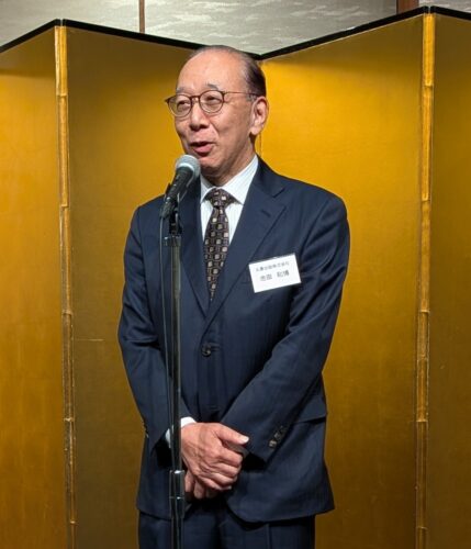  あいさつに立つ池田理事長