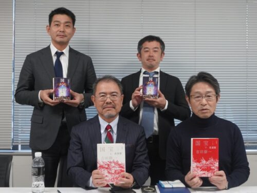  受賞作を手にする大塚会長（前列左）ら役員