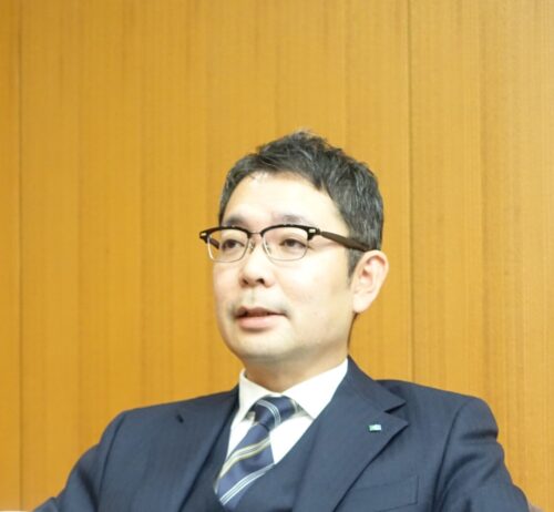  いず・しんたろう氏 　1976年生まれ、99年早稲田大学社会科学部卒後、熊本日日新聞社入社。共同通信社に出向しニューヨーク支局などを経験。2007年熊本日日新聞社編集局政経部。販売局販売部次長、経理局次長兼経理部長、総合企画担当局長、総合メディア局長などを経て17年取締役メディア担当・総合メディア局長。取締役メディア担当、常務取締役編集・総合メディア担当、同編集・情報技術・デジタル化推進担当、同年専務取締役経営計画担当専務取締役統括を経て24年現職に就任。