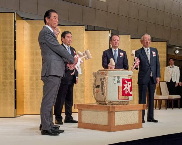  鏡開きをする各氏。左端が大平理事長