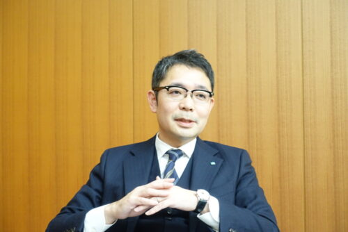  いず・しんたろう氏 　1976年生まれ、99年早稲田大学社会科学部卒後、熊本日日新聞社入社。共同通信社に出向しニューヨーク支局などを経験。2007年熊本日日新聞社編集局政経部。販売局販売部次長、経理局次長兼経理部長、総合企画担当局長、総合メディア局長などを経て17年取締役メディア担当・総合メディア局長。取締役メディア担当、常務取締役編集・総合メディア担当、同編集・情報技術・デジタル化推進担当、同年専務取締役経営計画担当専務取締役統括を経て24年現職に就任。