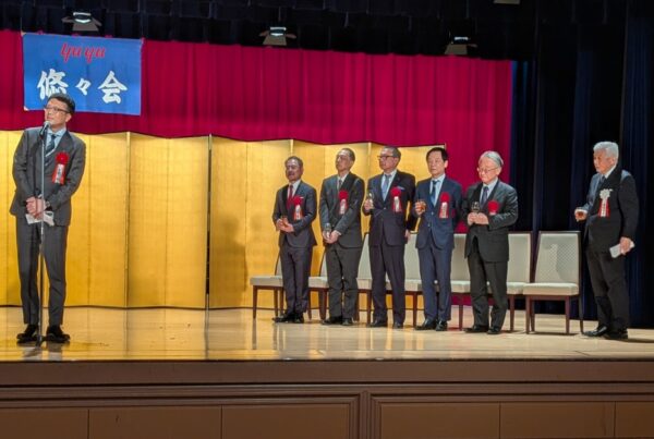  乾杯の発声をする富樫社長（左端）と右から高井会長、小野寺理事長、宮原理事長、近藤会長、矢幡会長、書店新風会・大塚茂会長（柳正堂書店）