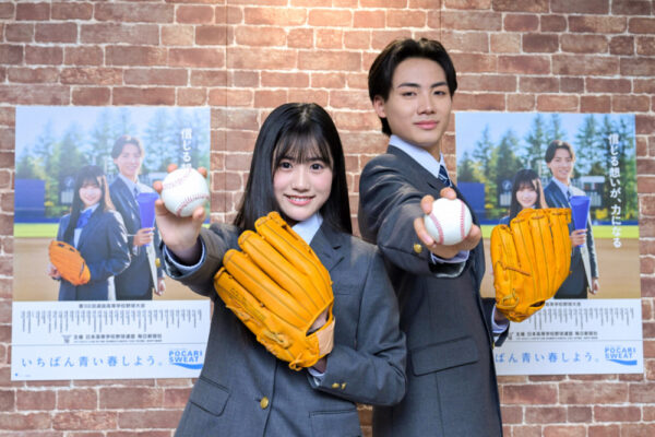  「センバツ応援イメージキャラクター」に任命された黒氏萌楓さん（左）と佐藤泰心さん