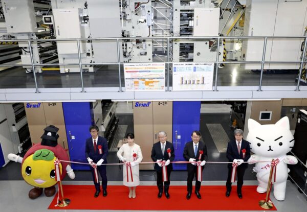  テープカットをする左から川越市のマスコットキャラクター「ときも」、三菱重工機械システムの小嶋社長、川越市の森田市長、読売新聞グループ本社の山口社長、同東京本社の村岡社長、光村印刷の嶋山社長、猫ピッチャーの「ミー太郎」