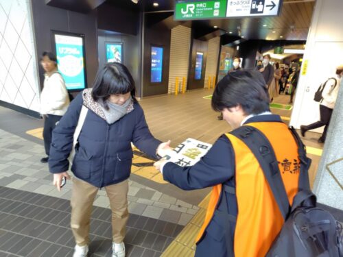  メダル獲得を伝える号外(東京都千代田区)
