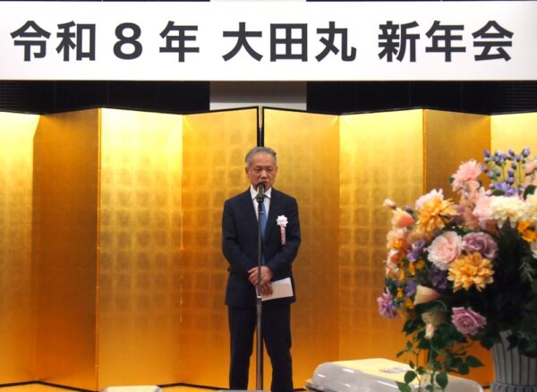  あいさつする大垣代表取締役