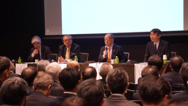  第2部のパネルディスカッション。左から文化通信社・星野、日本出版取次協会・近藤会長、セコマ・丸谷会長、カンダホールディングス・原島社長