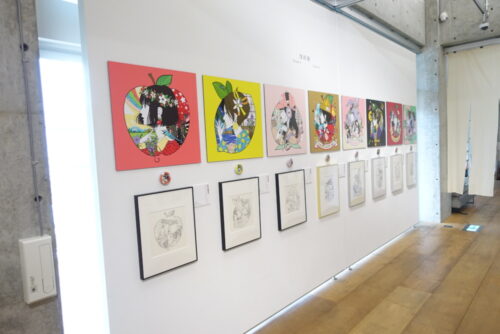  装画の原画とパネル約63点を展示