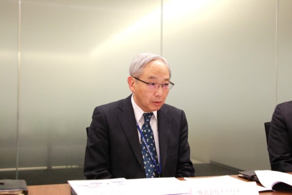  業務を振り返る川上社長