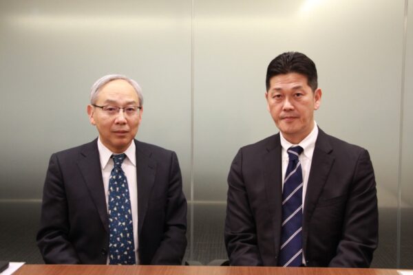  新社長に内定した大西専務執行役員（右）と川上社長