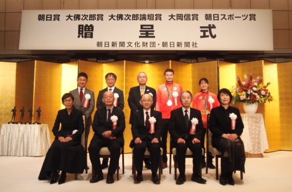 前列左から朝日賞を受賞した妹島さん、吉田さん、永長さん、原さん、大佛次郎賞の木内さん、後列左から大佛次郎論壇賞の熊本さん、大岡信賞の究極さん、東京2025デフリンピック運営委員会の久松三二委員長、日本選手団の山田真樹さん、小倉涼さん