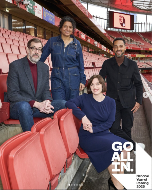  左からイギリスのテレビ司会者でベストセラー作家のリチャード・オスマン氏、絵本作家のナディア・シリーン氏、アーセナルの元選手、セオ・ウォルコット氏、フィリップソン教育大臣（手前） （写真はすべて国民読書年の公式インスタグラムより）