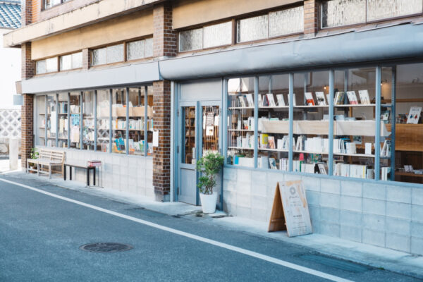  ガラス張りで開放的。通りがかった人が店内に知り合いを見つけて、交流が生まれるのだそう（うきは店）