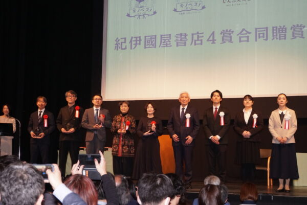  受賞者を囲んで