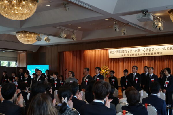  過去最多の作品の中から選ばれた受賞者へ列席者から拍手が送られた