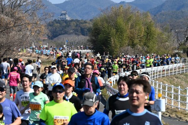  国宝・犬山城下を走るランナーたち(愛知県犬山市)