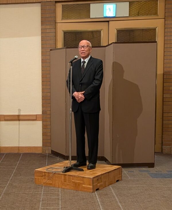  懇親会であいさつする石井副理事長
