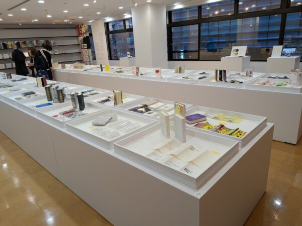  両氏が手掛けた書籍60点を展示