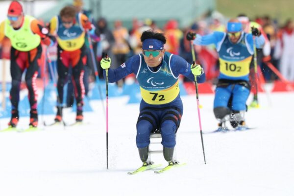  距離オープンリレーで滑走する森宏明（朝日新聞社提供）