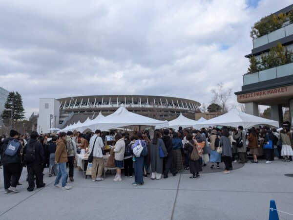  会場となった国立競技場に隣接する明治公園