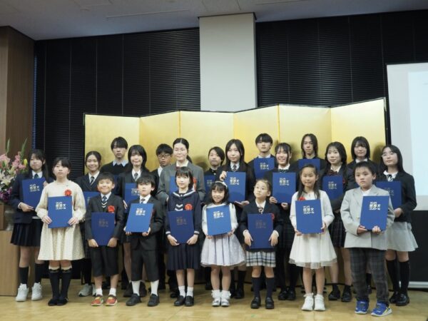  受賞した小学生、中学生、高校生ら