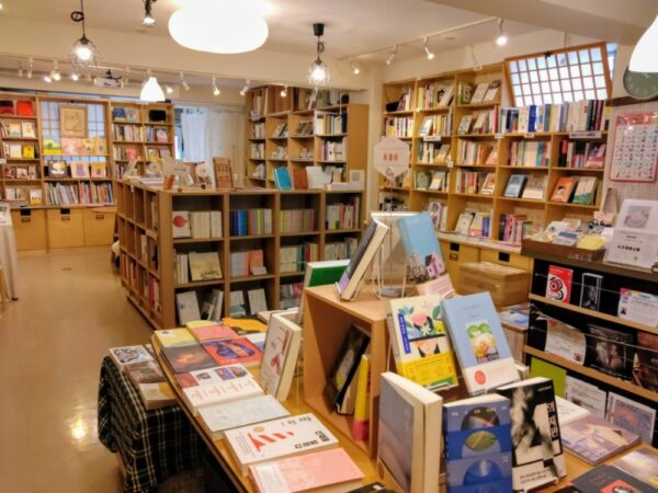  チェッコリの店内には、カラフルな装丁の韓国書籍が所狭しと並ぶ。季節によって棚替えもこまめに行う