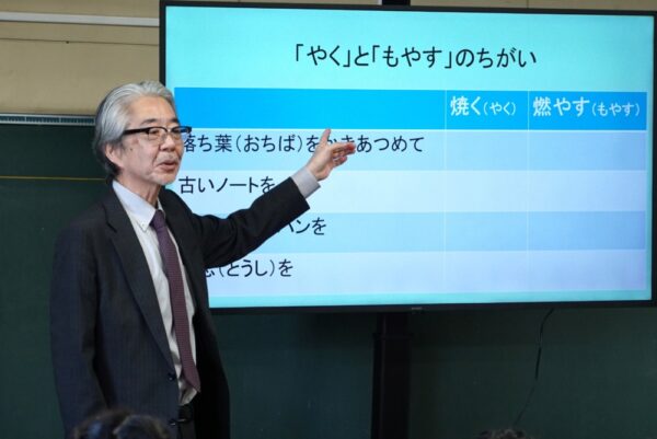  出前授業を行う瀧本理事長