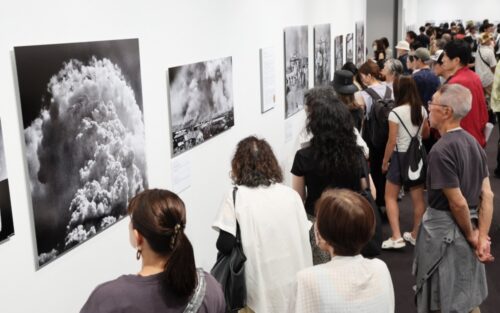  「被爆80年企画展」最終日多くの人が訪れた（2025年8月17日撮影・中国新聞社提供）
