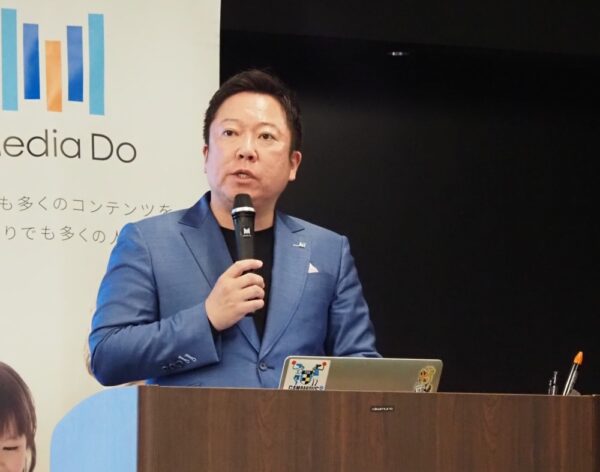 決算発表会で海外展開などについて話す藤田社長CEO