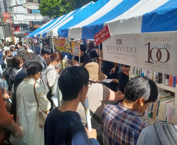  すずらん通り入口に掲げられたお馴染みのアーケード看板
