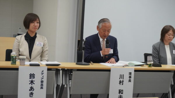  26年度方針について説明する川村理事長