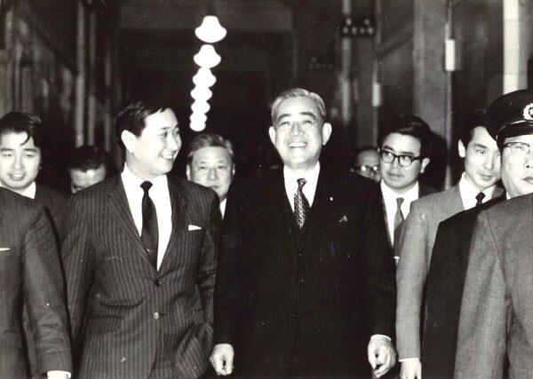  佐藤栄作首相と総理番時代の筆者（前列左）