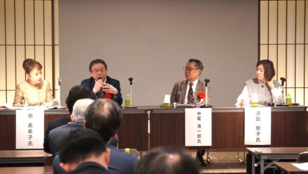  経営者とジャーナリストが新聞の未来について白熱した議論を展開した