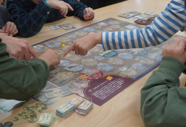  児童らが盤面を囲み、プレイする様子