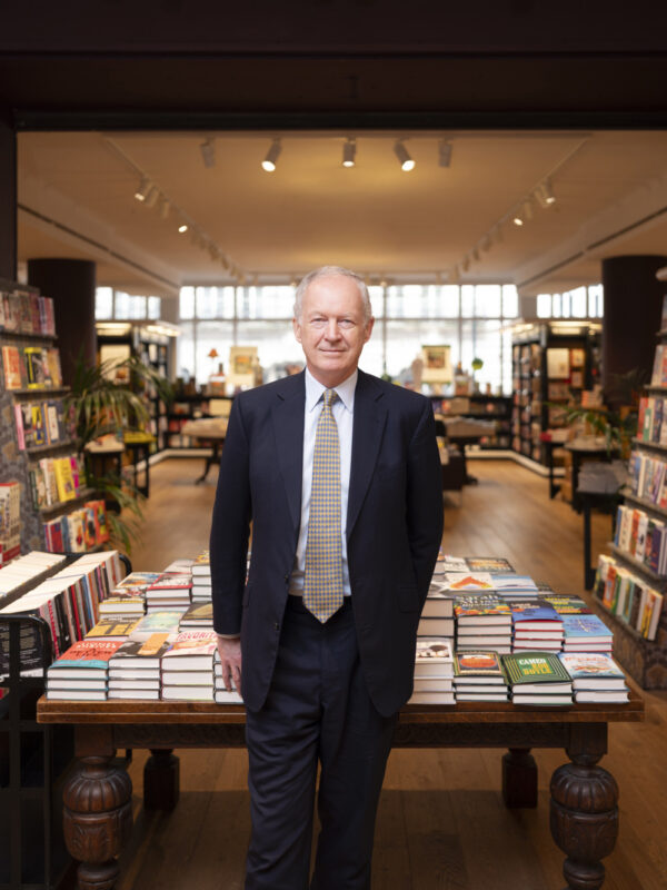  ウォーターストーンズピカデリー店店頭に立つドーント氏（撮影：Frederic Aranda）