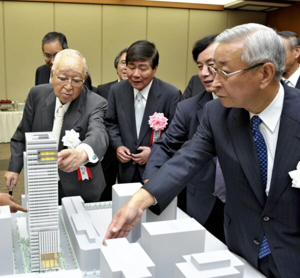  渡辺恒雄主筆（左）と新社屋の模型を見る筆者（右端）（2011年9月22日、東京・大手町の経団連会館ホール）（読売新聞社提供）