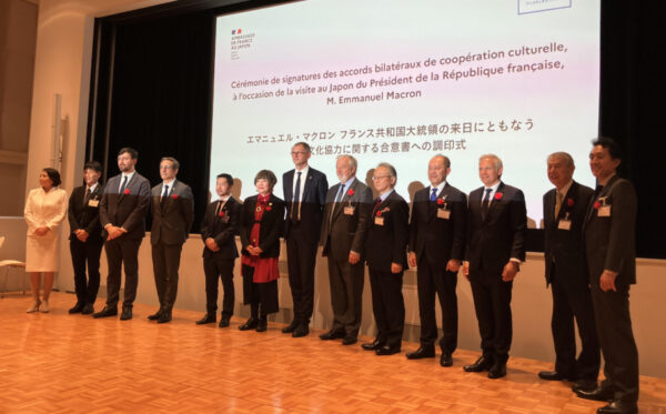  調印式に出席した両国の文化機関関係者ら