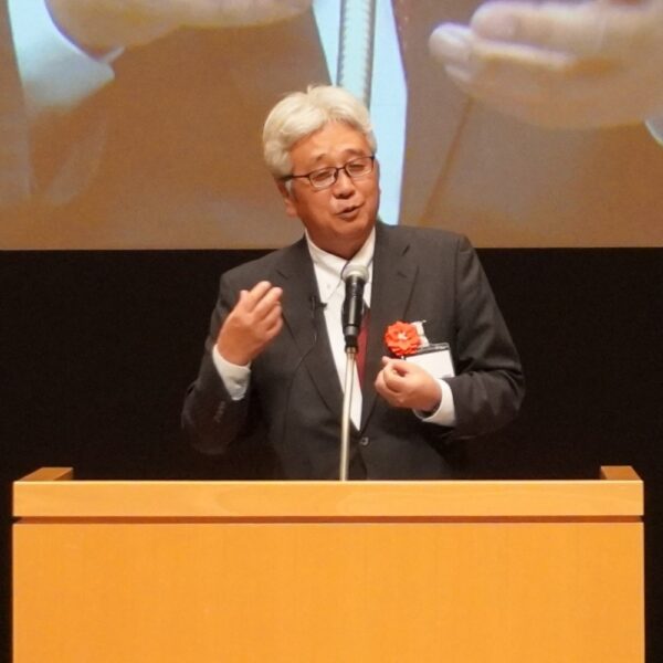  本屋大賞受賞を喜ぶ井口社長