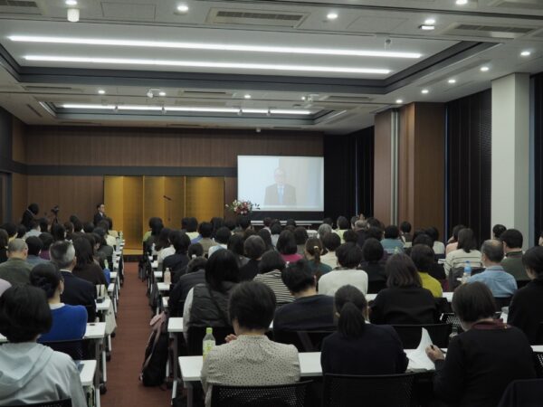  ビデオメッセージで修了生に語りかける近藤理事長