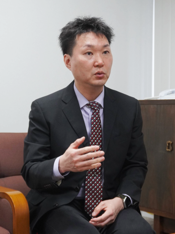  今村雄二（いまむら・ゆうじ）氏。1987年生・東京都出身。南山大学外国語学部スペイン・ラテンアメリカ学科卒業。2011年ジュンク堂書店入社（池袋店勤務）。13年偕成社入社、21年取締役副社長、24年8月代表取締役社長就任。