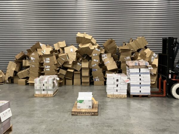  開梱・検品後のダンボールが山積みとなった配送センター内の様子（東京都折込広告組合提供）