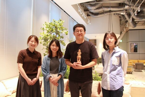  左から図鑑・科学編集課科学チームの蓑輪里歩さん、伊藤なつみさん、吉野敏弘編集長、甲原海璃さん