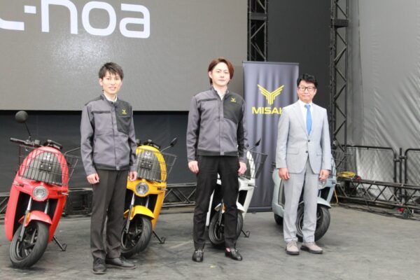  左から三崎未来電子の櫛田氏、三崎氏、日販協の髙木氏