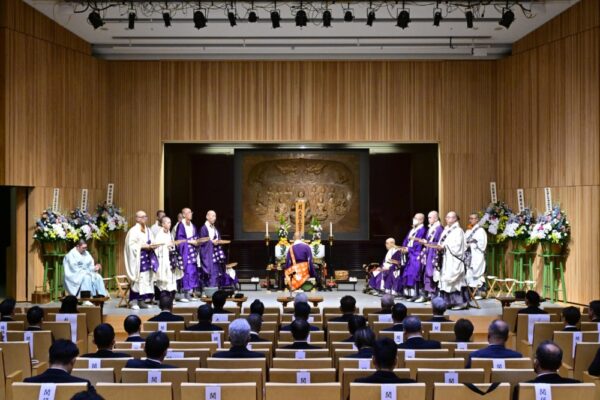  追悼の辞を述べる岡田徹大阪朝日会会長