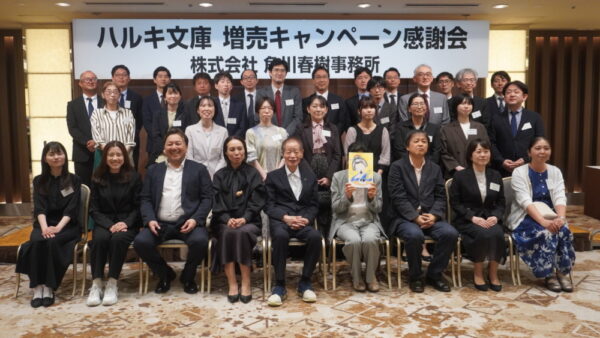 角川社長と４人の作家、書店員で記念撮影。顔出しNGの高田氏はパネルを使用